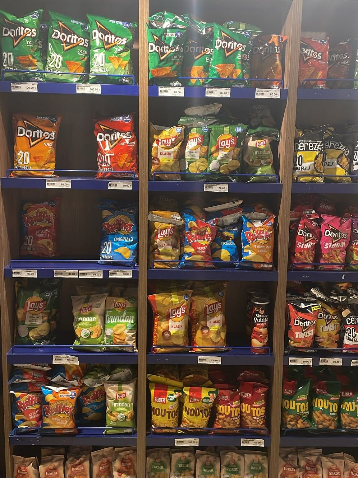 Prime Shop cips ve atıştırmalık reyonu